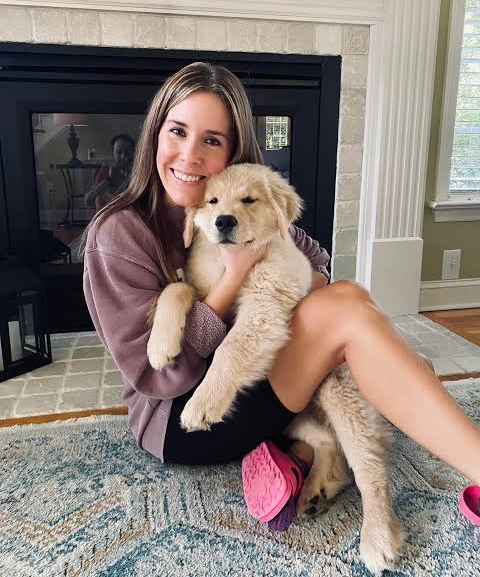 Susanne Wisra mit Golden Retriever Welpe